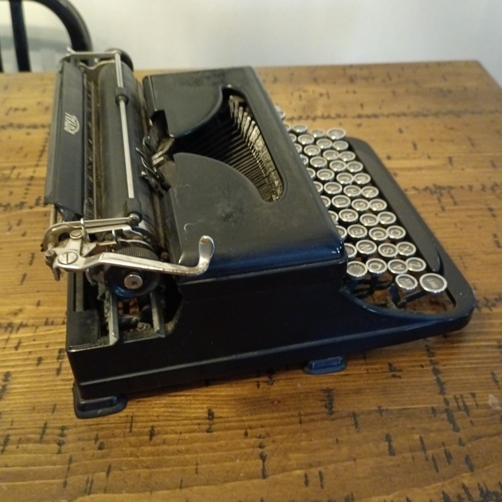 Vintage Royal Portable Typewriter 1930s Touch Control Glass Keys Made in USA - Picture 9 of 9